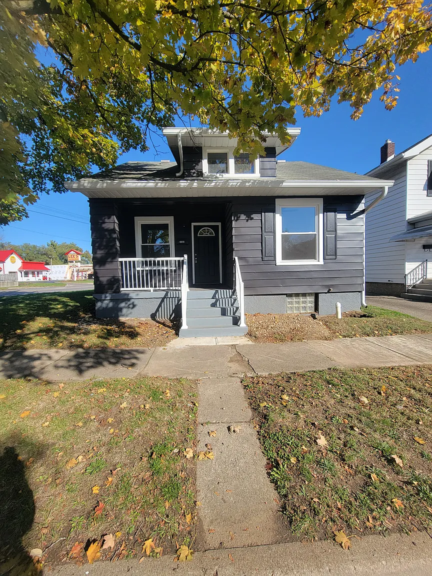 1107 Elwood St photo 1