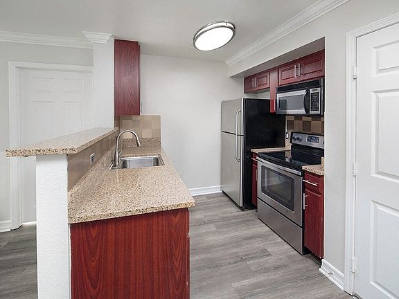 4th image of 2040 Columbia St APT 208