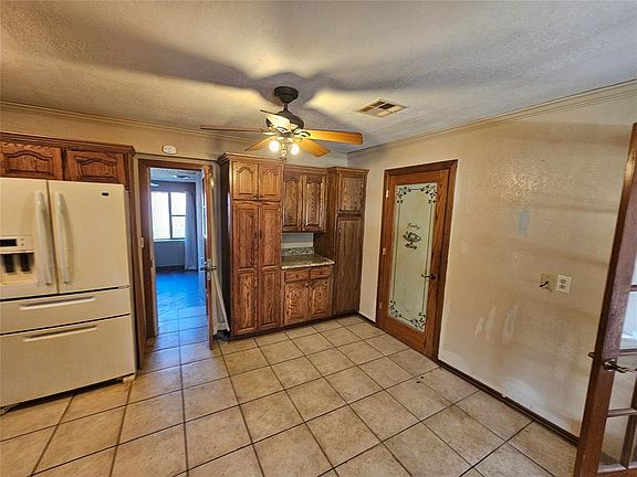 5th image of 330 Elmwood Dr