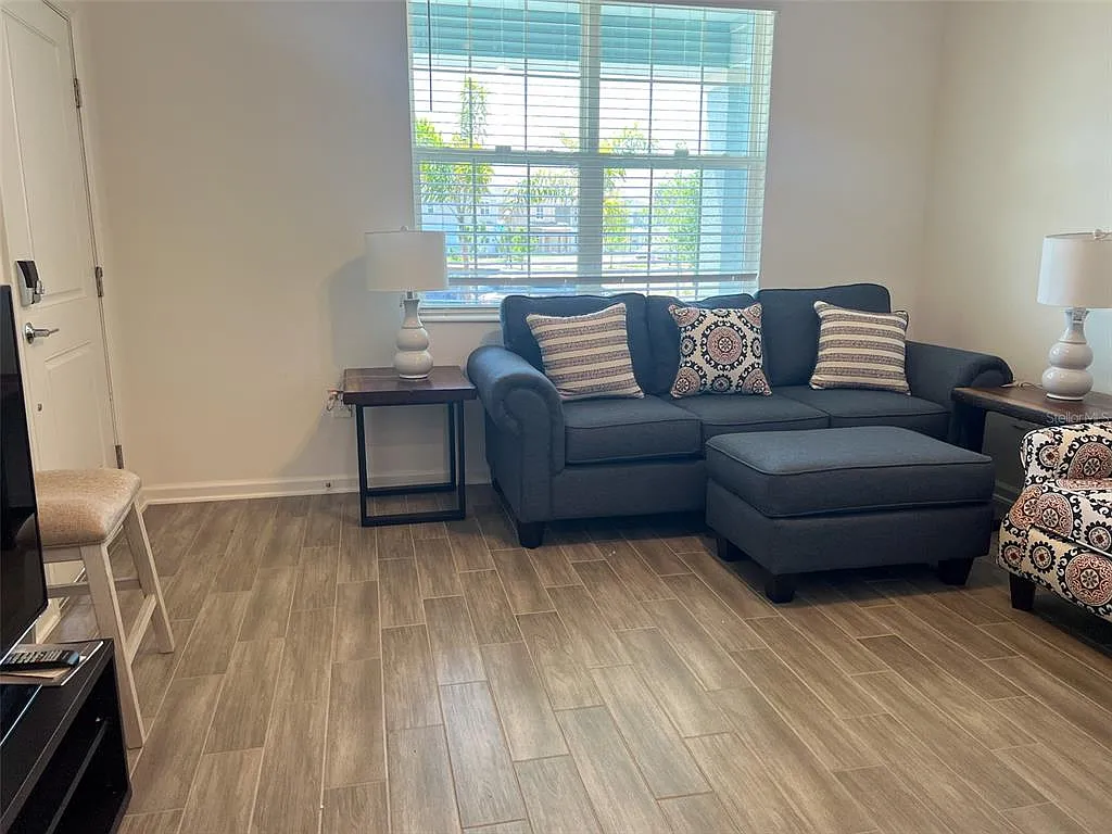 1 bed, 1.0 bath, 396 sqft, $1,400 — Photo 3
