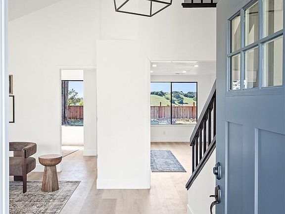 3rd image of 2419 Hill View Ln