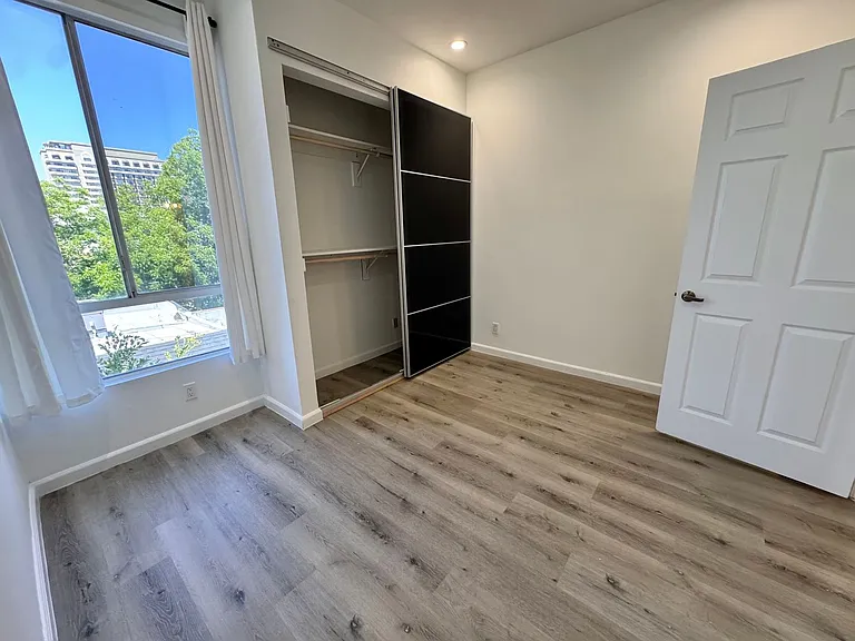 8915 Burton Way — Photo 17
