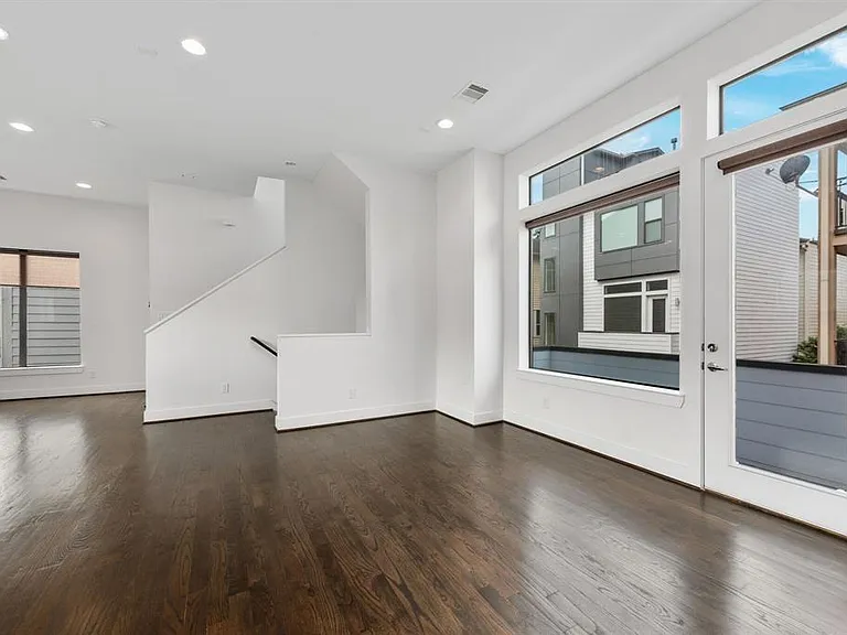 6127 Clyde St #B — Photo 17