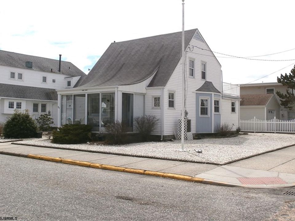 1st image of 400 Saint Davids Pl