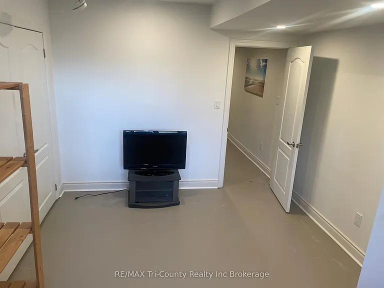 909 James St — Photo 9