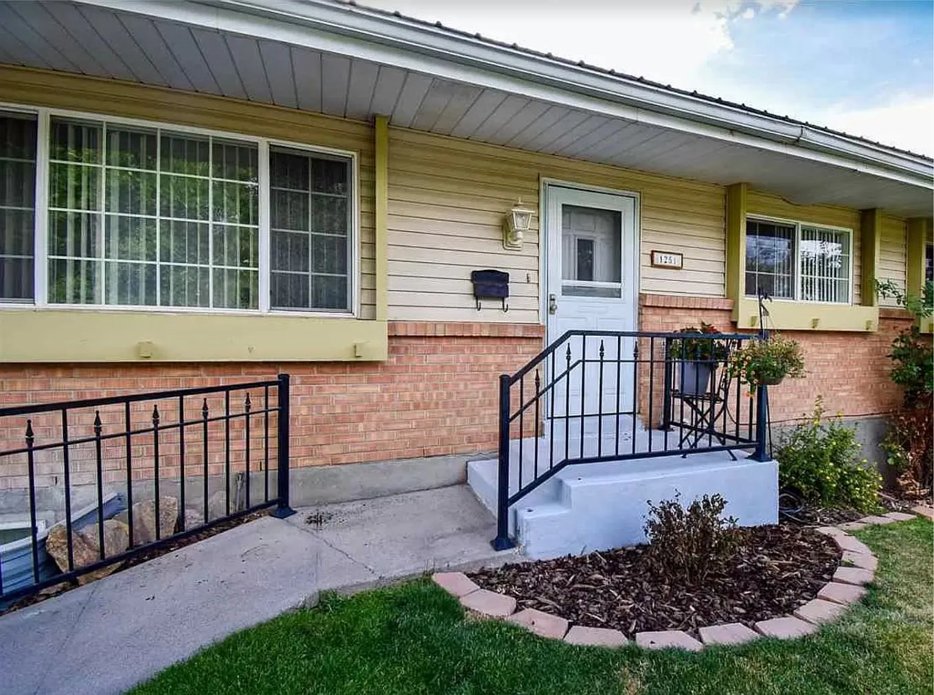 5 bed, 2430 sqft, $1,995 — Photo 2