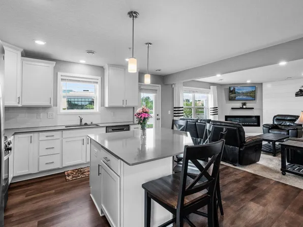 404 Locke Pointe Dr NE, Fridley, MN 55432