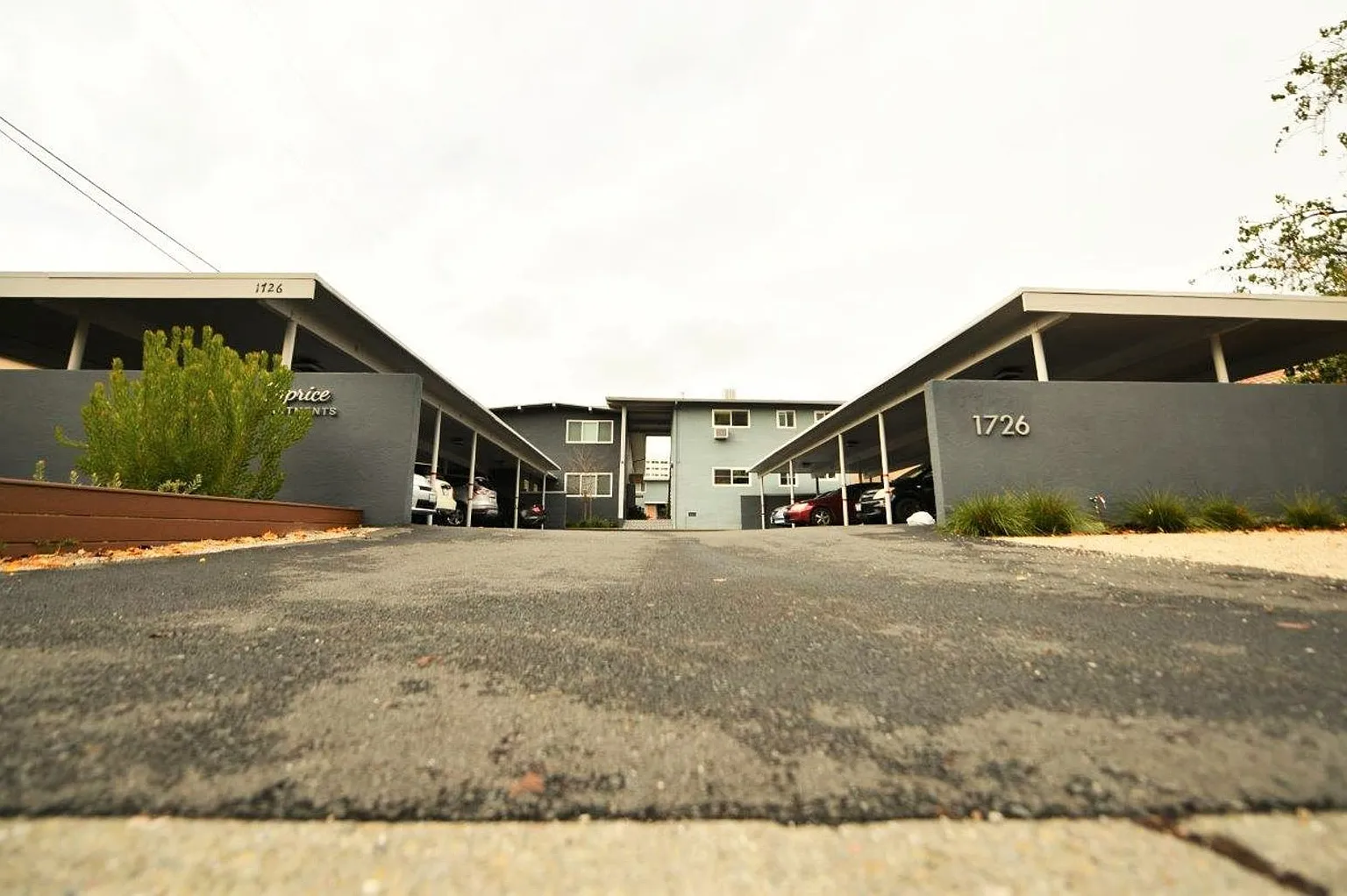 Caprice Apartments — Photo 2