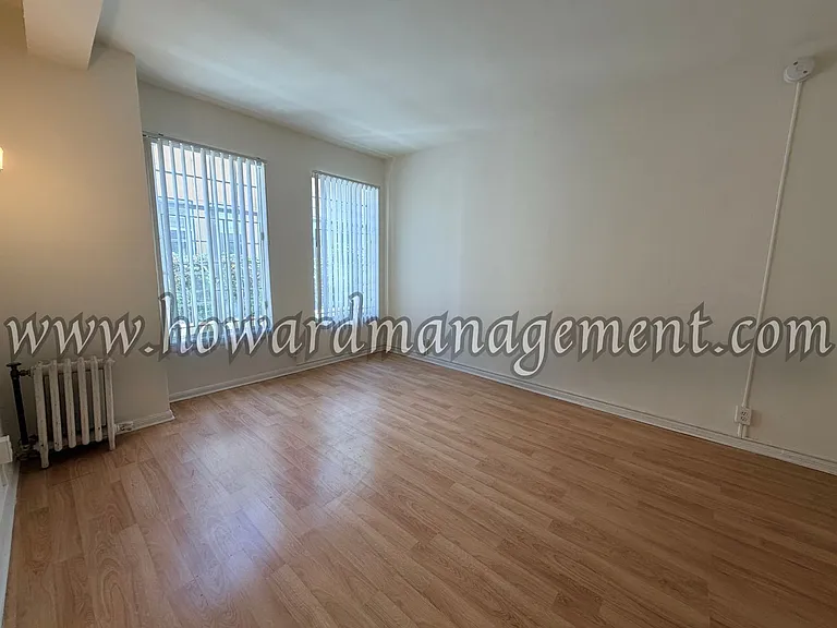 Wilshire Mediterranean Apartments — Photo 1