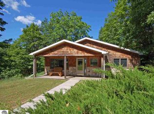 3690 W Glenview Dr, Maple City, MI 49664