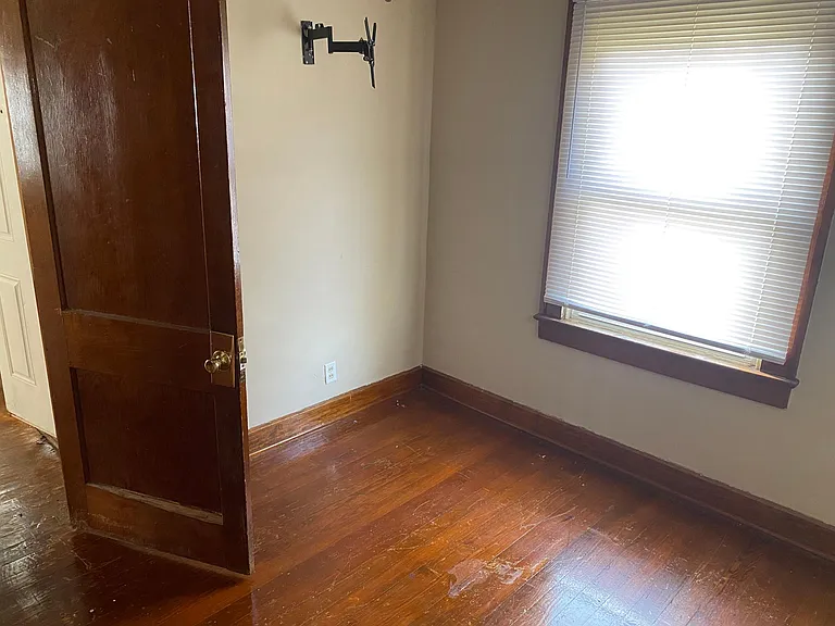 4405 Crittenden Ave — Photo 8
