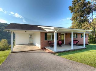 33 Stevens Pt, Alum Creek, WV 25003