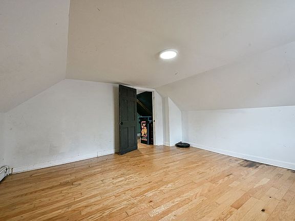 5th image of 260 Glebe St