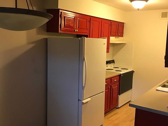 Cute kitchen, refrigerator with ice-maker