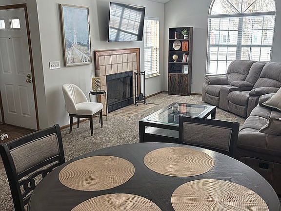 2nd image of 40 Stratford Grn #4