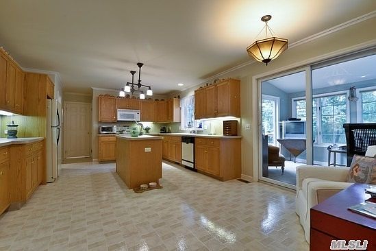 4th image of 1755 Evergreen Dr