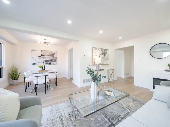 3430 Brandon Gate Dr #23, Mississauga, ON L4T 3T4