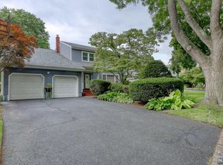 37 Oliver Rd, Paramus, NJ 07652