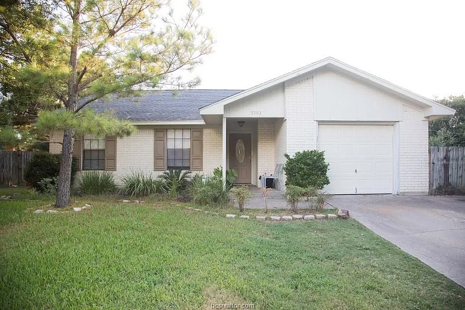4 bed, 1222 sqft, $1,800 — Photo 1
