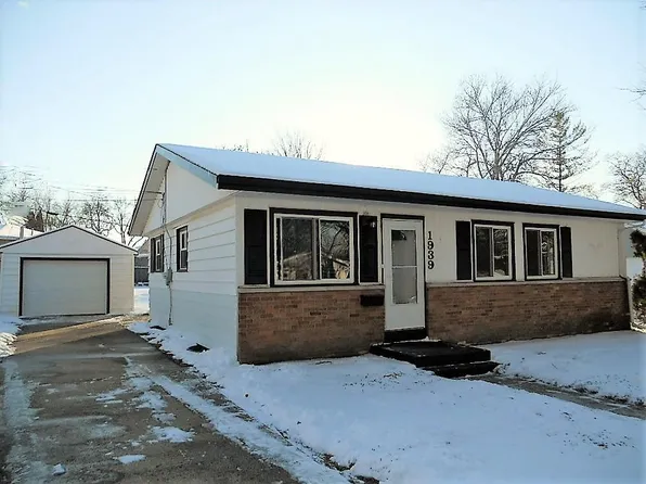 1939 Sherryl Ln, Waukesha, WI 53188