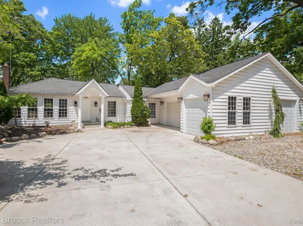 4345 Bluebird Dr, Commerce Township, MI 48382
