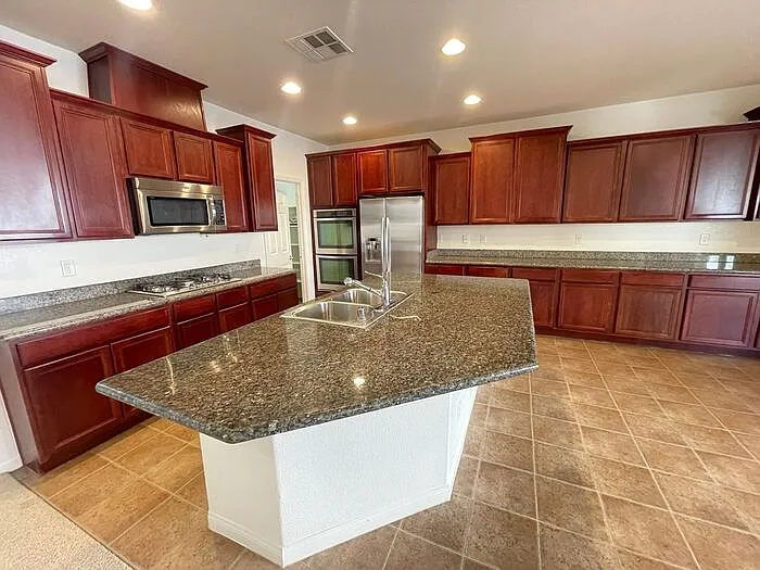 5 bed, 3.5 bath, 3396 sqft, $4,535 — Photo 4