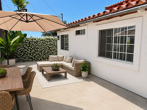 Private backyard area (does not come furnished)