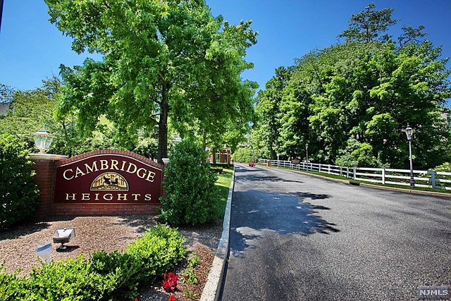 1st image of 152 Surrey Ct