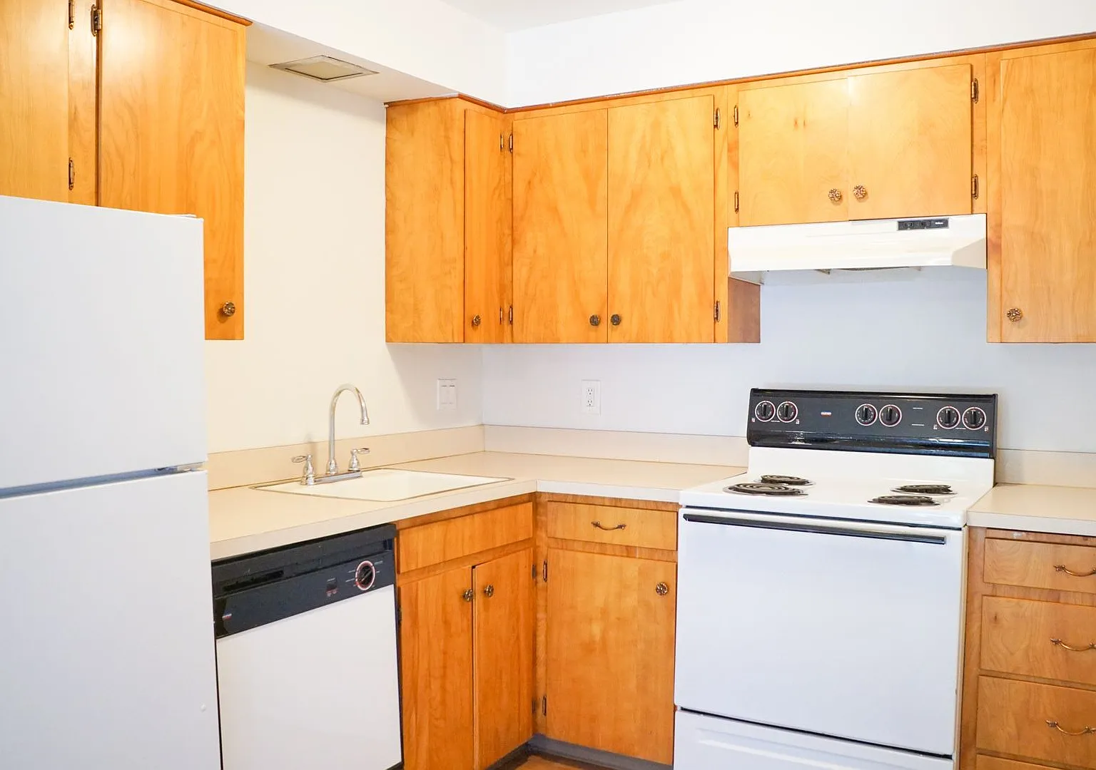 025A - Lloyd Court — Photo 4