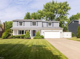 4000 Fielding Dr, North Olmsted, OH
