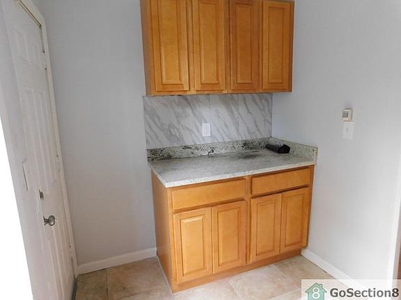 3rd image of 6442 Glenmore Ave