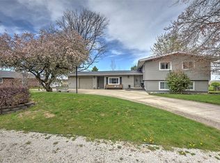 903 E Warren St, Moweaqua, IL 62550