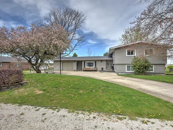 903 E Warren St, Moweaqua, IL 62550