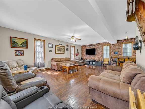 3rd image of 125 Mersea Rd #5