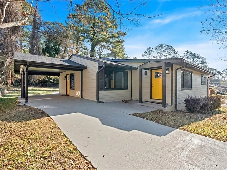 2142 Cloverdale Dr — Photo 1
