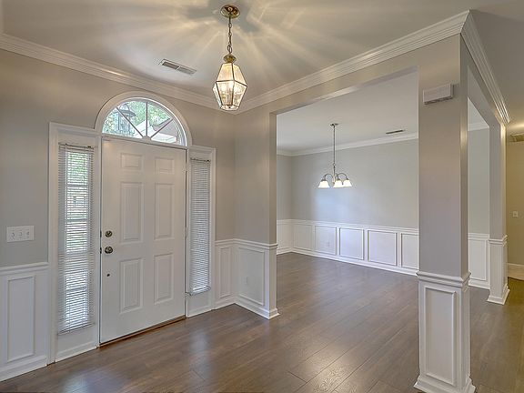 5th image of 314 King Charles Cir