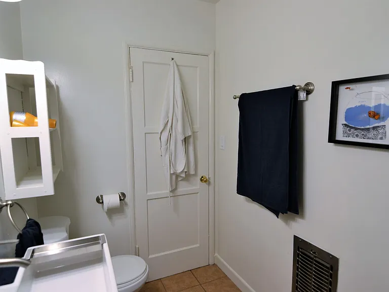 12423-25 Chandler Blvd — Photo 7