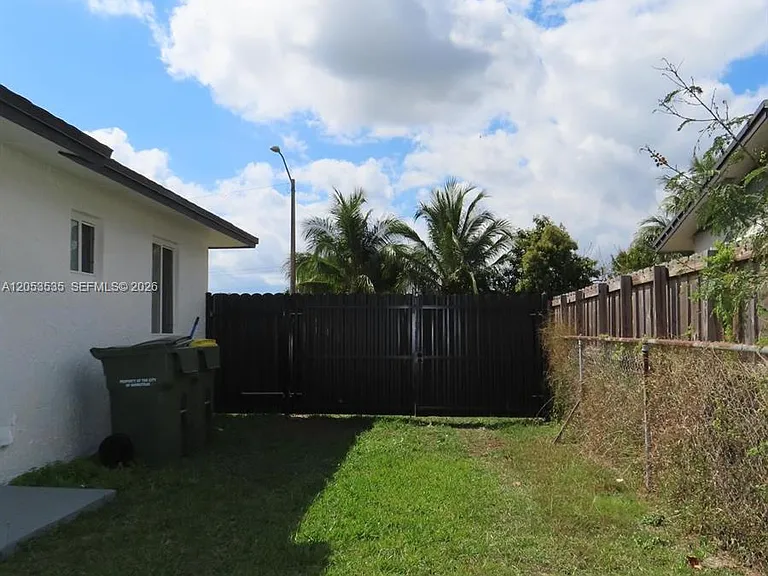 95 SW 17th Ter — Photo 13