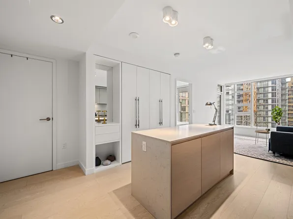 1289 Hornby St #1009, Vancouver, BC V6Z 0G7