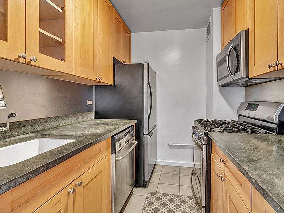 5th image of 392 Central Park W APT 8H