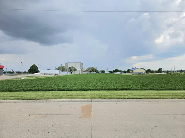 2 Nicolaus Dr, Wilton, IA 52778