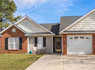 204 Edinburgh Ct, Mount Holly, NC 28120