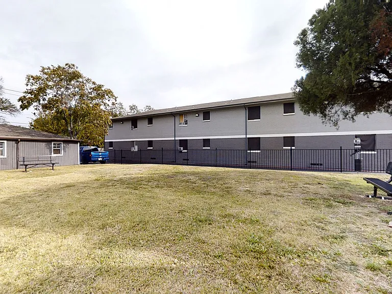St. Charles Place Apartments — Photo 11