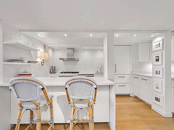 5th image of 421 Hudson St APT 608