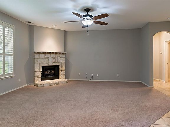 5th image of 1928 Twin Oaks Cir