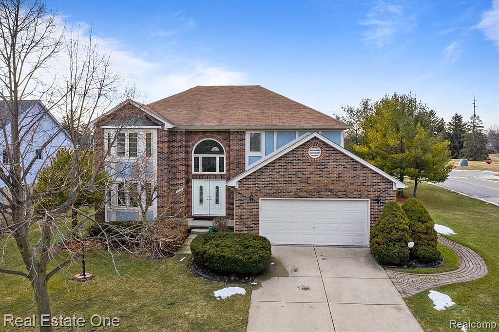 1602 Farnborough Dr Rochester Mi 48307 Mls 40032462 Zillow