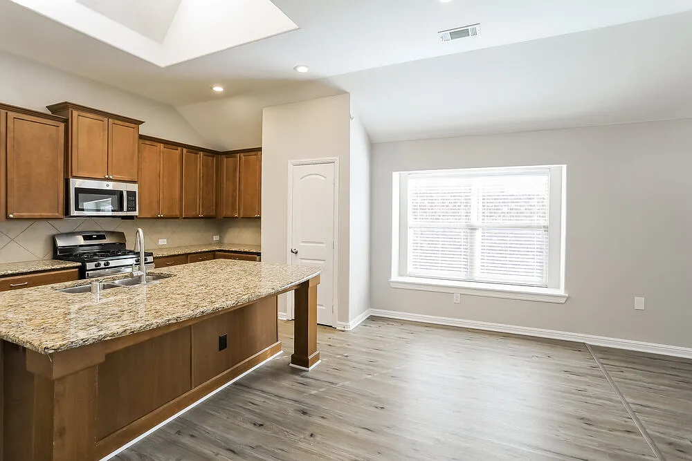 3 bed, 2.0 bath, 1741 sqft, $2,085 — Photo 4