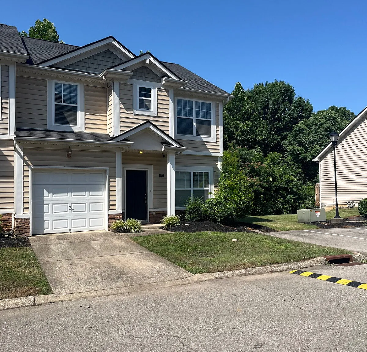 3 bed, 2.5 bath, 1640 sqft, $2,000 — Photo 1