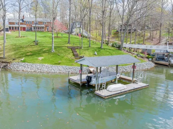 217 Peninsula Dr, Moneta, VA 24121