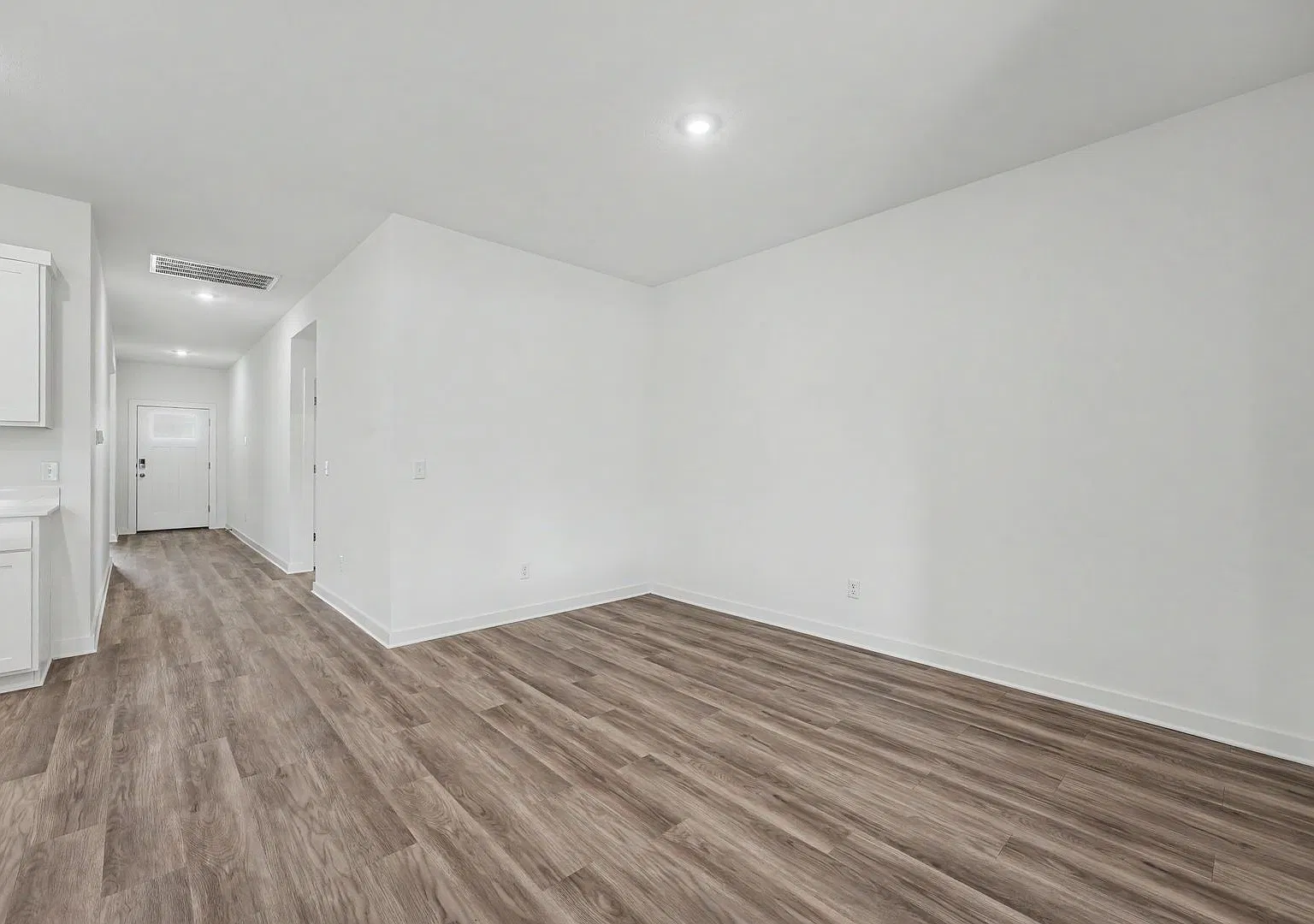 BrandNew 4 Bed / 3 Bath Home with Modern Finishes — Photo 4